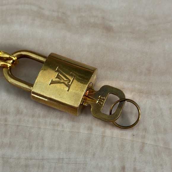 LV Padlock & Key no. 312 ~ Generic chain included - Picture 11 of 11